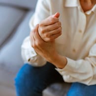 Rheumatoide Arthritis: Bei dieser Krankheit ist die Innenhaut des Gelenks aufgrund einer Autoimmunerkrankung chronisch entzündet.