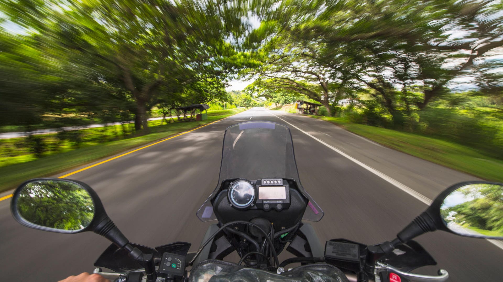 Blick vom Motorrad auf die Straße: Ein junger Raser ist der Polizei aufgefallen.