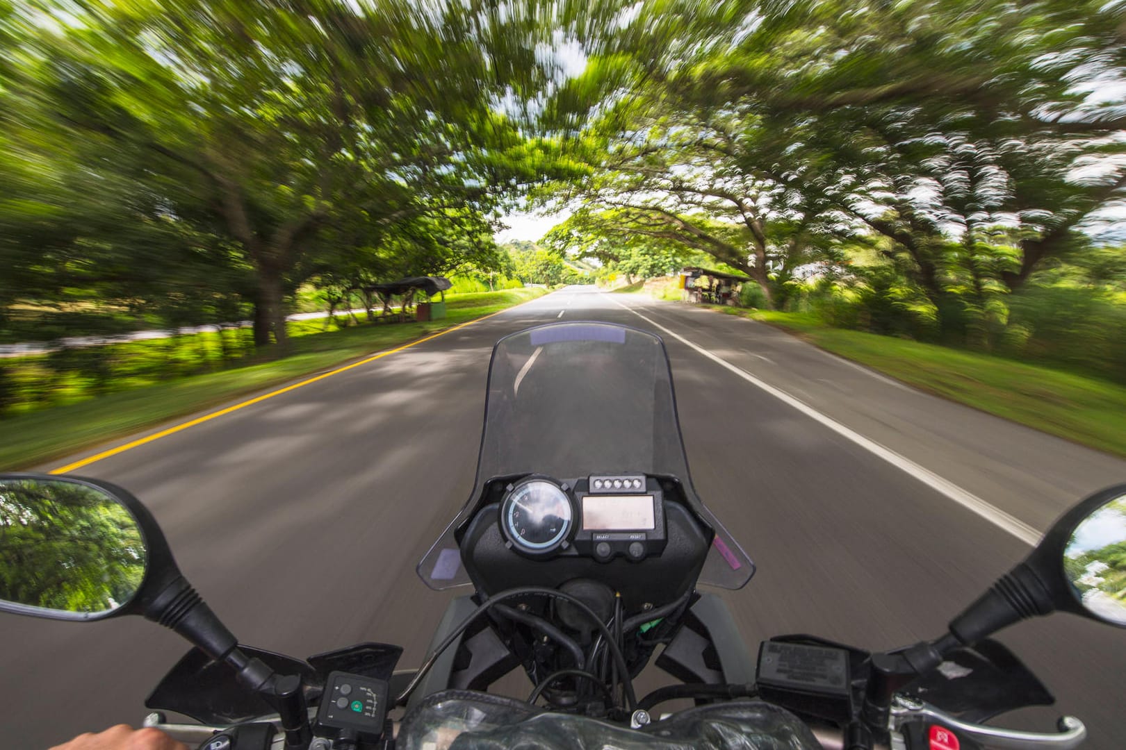 Blick vom Motorrad auf die Straße: Ein junger Raser ist der Polizei aufgefallen.