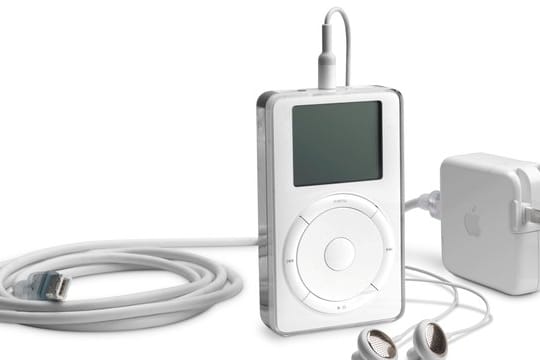 Der erste iPod, den der damalige Apple-Chef Steve Jobs am 23.