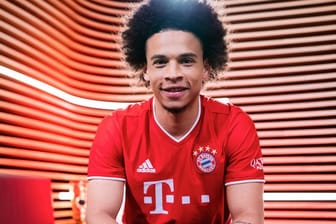 Leroy Sané hat seine erste Trainingseinheit beim FC Bayern absolviert.