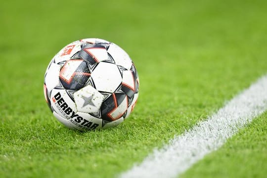 Nach der Corona-Pause schauen weniger Menschen Fußball im Fernsehen.