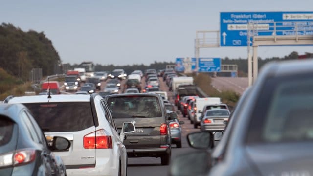 Dichter Verkehr auf einer Autobahn.