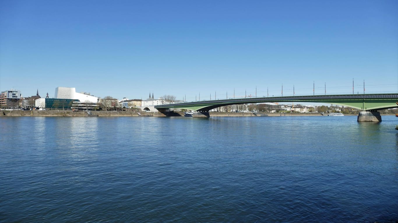 Blick auf den Rhein in Bonn mit Kennedybrücke im Hintergrund: Ein Schwimmer galt dort als vermisst.