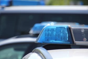 Blaulicht an einem Polizeiwagen: In Haspe mussten Beamte einen Streit schlichten.