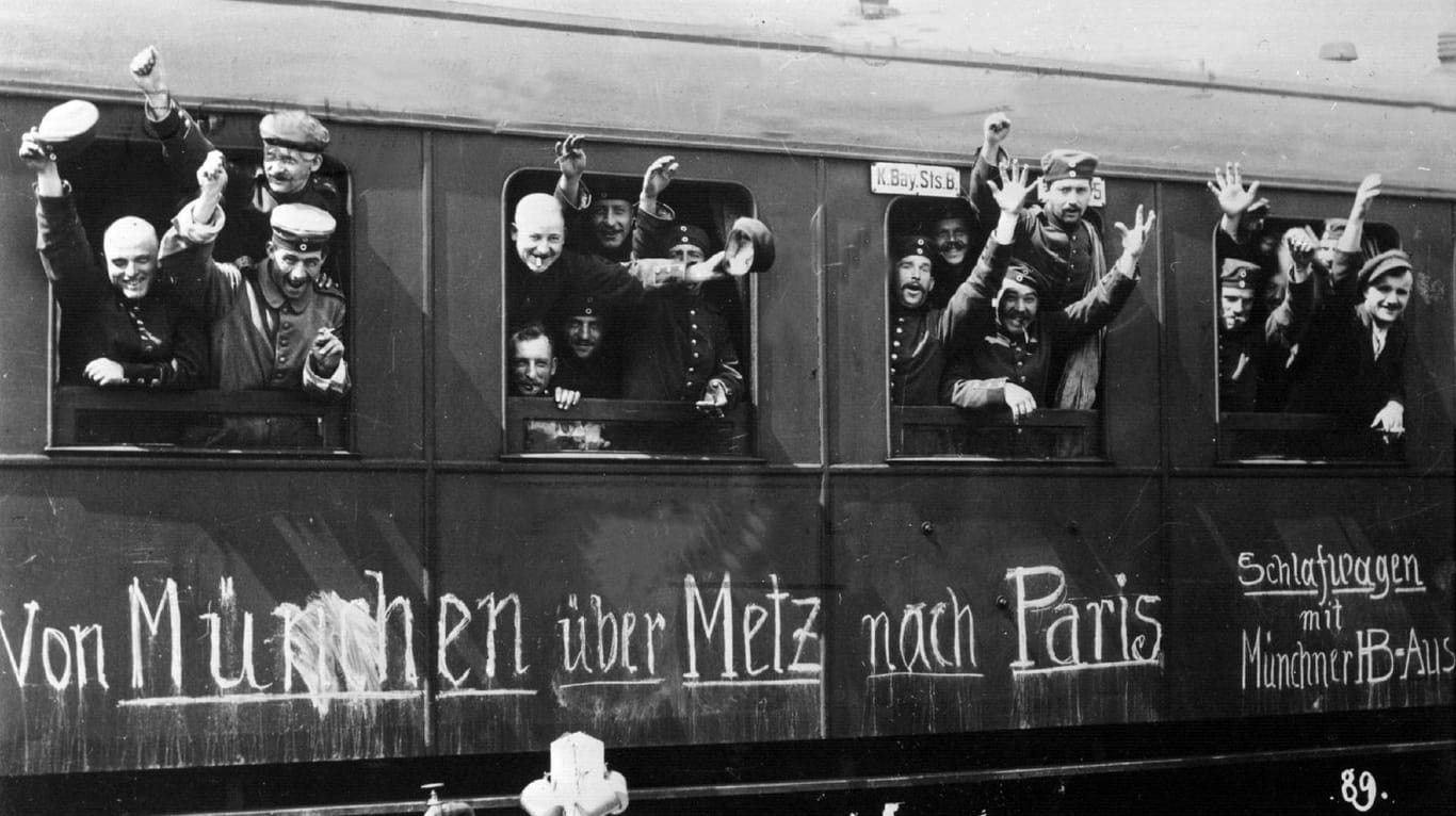 Erster Weltkrieg: Bayerische Soldaten in euphorischer Stimmung im Zug