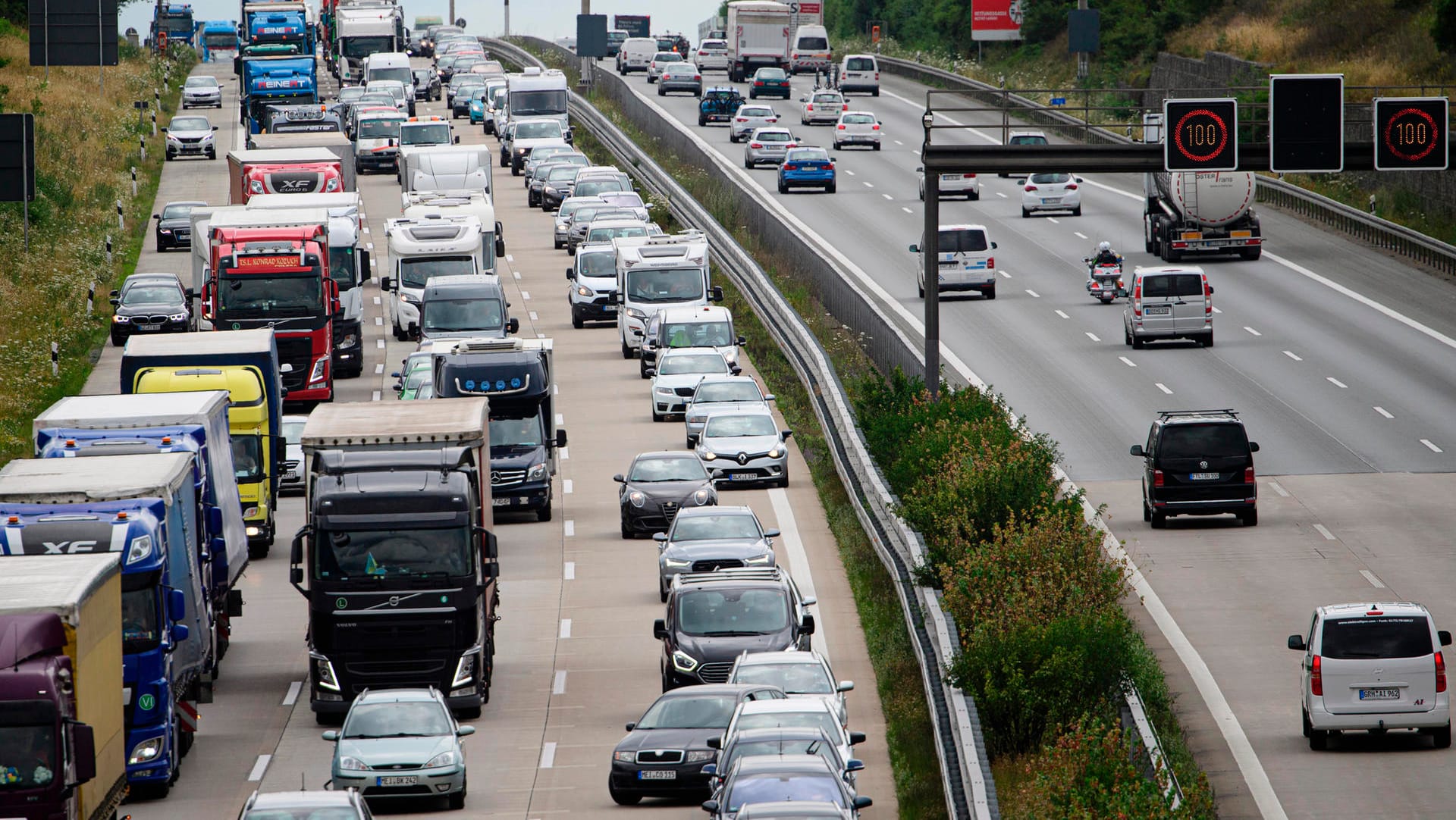 Stau: Aufgrund von vielen Inlandurlaubern sind besonders viele Wohnwagen- und mobile unterwegs. Es kann zu langen Staus kommen.