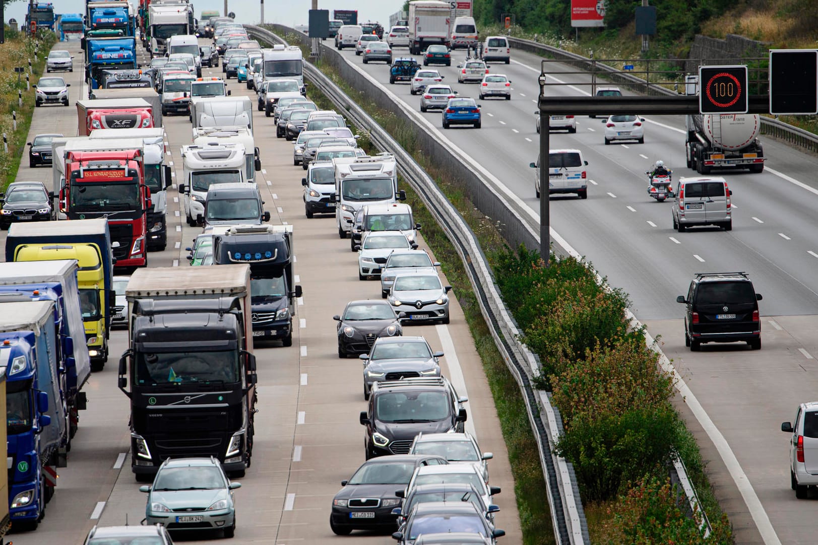 Stau: Aufgrund von vielen Inlandurlaubern sind besonders viele Wohnwagen- und mobile unterwegs. Es kann zu langen Staus kommen.