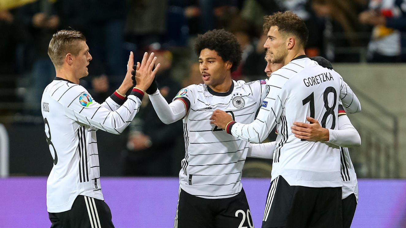 Toni Kroos, Serge Gnabry, Leon Goretzka (v.l.): Die Nationalspieler wollen auch im Herbst gemeinsam Tore im DFB-Trikot bejubeln. Toni Kroos, Serge Gnabry, Leon Goretzka (v.l.): Die Nationalspieler wollen auch im Herbst gemeinsam Tore im DFB-Trikot bejubeln.