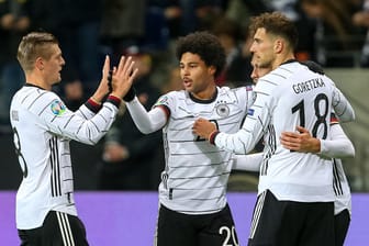 Toni Kroos, Serge Gnabry, Leon Goretzka (v.l.): Die Nationalspieler wollen auch im Herbst gemeinsam Tore im DFB-Trikot bejubeln.