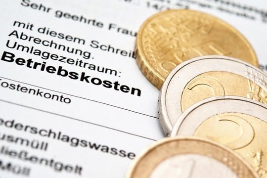 Ausgaben für einen Hausmeister können auf die Mieter umgelegt werden. Einige Tätigkeiten zählen allerdings nicht zu den Betriebskosten.