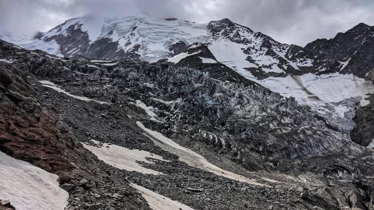 Das Urlaubsgebiet Chamonix am Mont Blanc: Ein Gastronom hat bei einem Spaziergang über einen Gletscher mögliche Überreste eines 1966 abgestürzten indischen Passagierflugzeugs gefunden.