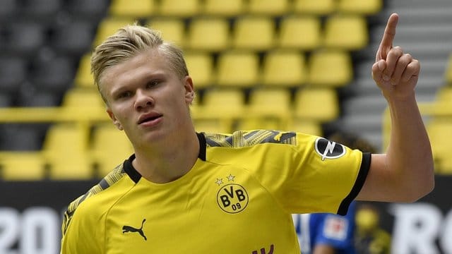 Entspannt beim Holzhacken in der Heimat: BVB-Torjäger Erling Haaland.