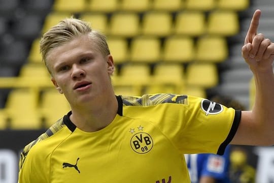 Entspannt beim Holzhacken in der Heimat: BVB-Torjäger Erling Haaland.