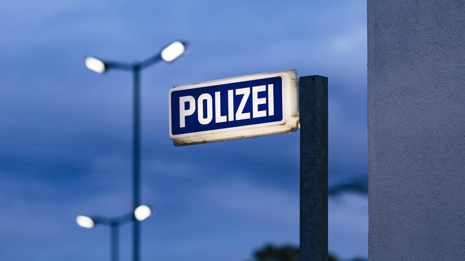 Auf einem Schild steht "Polizei": In einer Polizeiwache haben Beamte bei einem Besucher Drogen gefunden. Auf einem Schild steht "Polizei": In einer Polizeiwache haben Beamte bei einem Besucher Drogen gefunden.