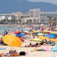 Playa de Palma am Sonntag: Am Strand soll die Maskenpflicht nicht gelten – sonst aber fast überall.