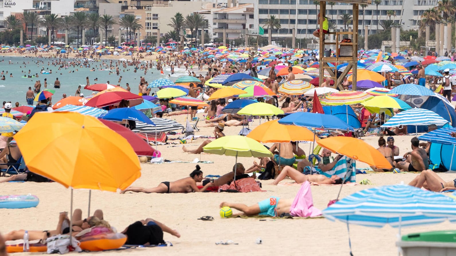 Playa de Palma am Sonntag: Am Strand soll die Maskenpflicht nicht gelten – sonst aber fast überall.