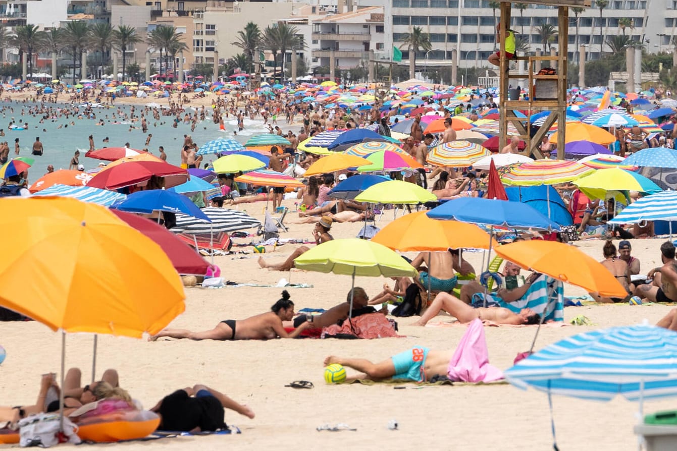 Playa de Palma am Sonntag: Am Strand soll die Maskenpflicht nicht gelten – sonst aber fast überall.