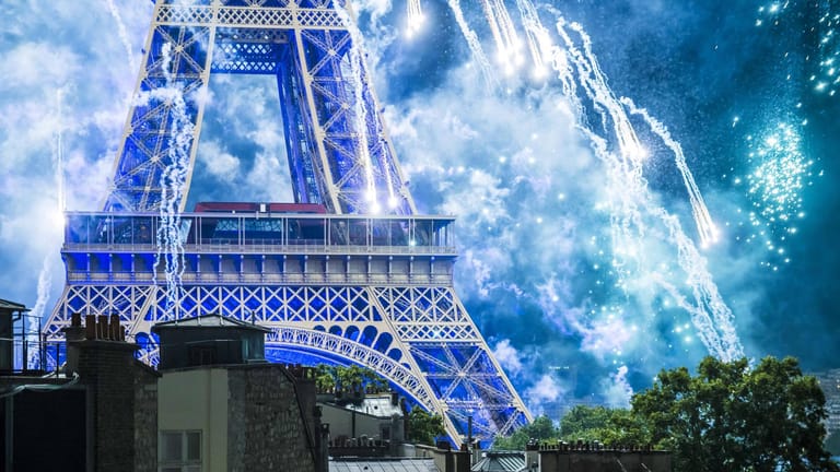 Der Nationalfeiertag in Frankreich: Hier ein Bild des Eiffelturms beim Feuerwerk 2016. Dieses Jahr wird in Paris alles anders.