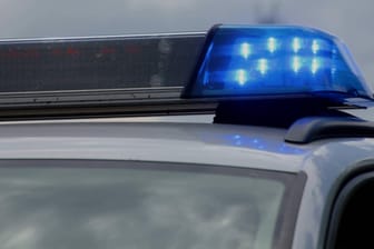 Polizeieinsatz im Raum Vorpommern-Greifswald. Gegen einen 18-Jährigen wurde nun Haftbefehl erlassen.