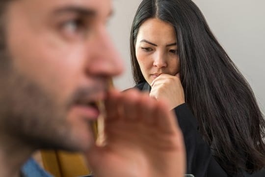 Am Arbeitsplatz ist ein offener Umgang mit Mobbing wichtig, damit niemand ausgegrenzt wird.