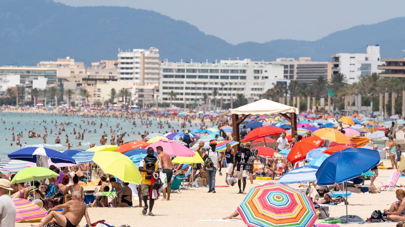 Playa de Palma auf Mallorca: Seit 13. Juli gilt auf der Urlaubsinsel eine generelle Maskenpflicht, nur am Strand, im Pool oder beim Sport muss kein Mund-Nasen-Schutz getragen werden.
