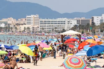 Playa de Palma auf Mallorca: Seit 13. Juli gilt auf der Urlaubsinsel eine generelle Maskenpflicht, nur am Strand, im Pool oder beim Sport muss kein Mund-Nasen-Schutz getragen werden.