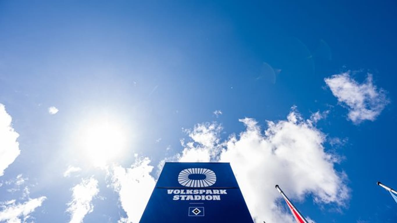 Das Logo des Volksparkstadions vor blauem Himmel