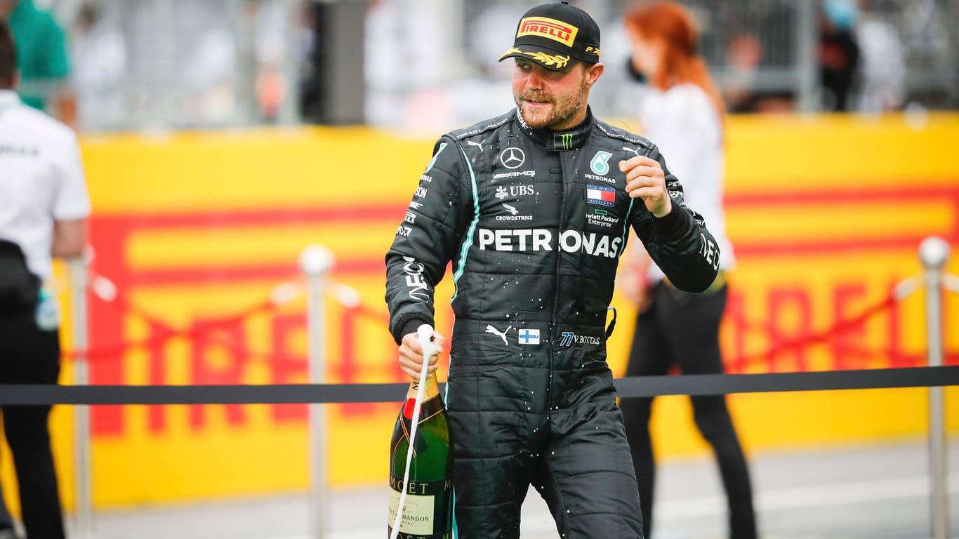 Kann weiter im Mercedes-Anzug feiern: Valtteri Bottas, hier bei der Siegerehrung nach dem Steiermark-GP.