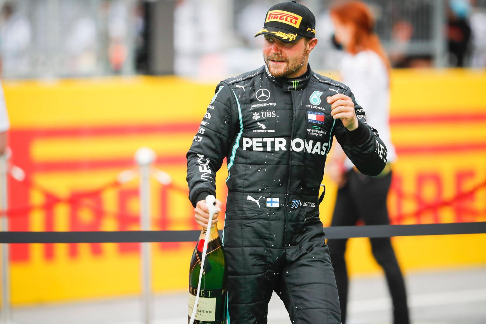 Kann weiter im Mercedes-Anzug feiern: Valtteri Bottas, hier bei der Siegerehrung nach dem Steiermark-GP.