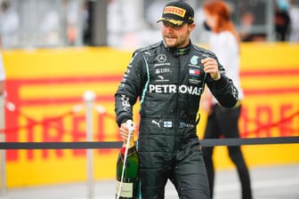 Kann weiter im Mercedes-Anzug feiern: Valtteri Bottas, hier bei der Siegerehrung nach dem Steiermark-GP.