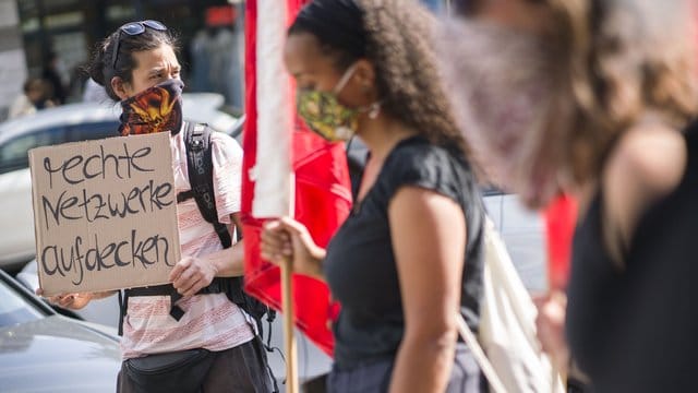 Ein Mann hält ein Schild mit der Aufschrift "rechte Netzwerke aufdecken": Etwa 100 Menschen demonstrierten vor dem 1. Polizeirevier in Frankfurt. Ein Mann hält ein Schild mit der Aufschrift "rechte Netzwerke aufdecken": Etwa 100 Menschen demonstrierten vor dem 1. Polizeirevier in Frankfurt.