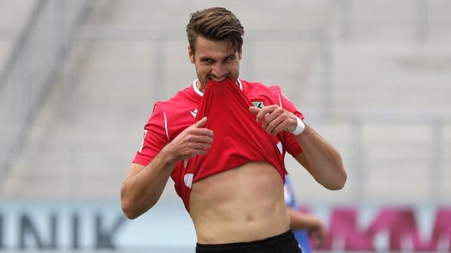 Behält trotz mehrerer Erstliga-Offerten das 96-Trikot an: Hendrik Weydandt. Behält trotz mehrerer Erstliga-Offerten das 96-Trikot an: Hendrik Weydandt.