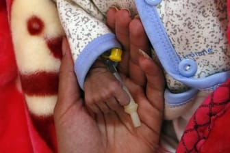 Eine Frau hält das winzige Händchen ihres Babys auf einer Station für unterernährte Kinder in einem Krankenhaus in Sanaa (Jemen).