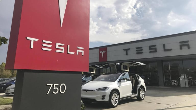 Tesla-Autohaus in den USA: Der Autobauer freut sich über volle Auftragsbücher.