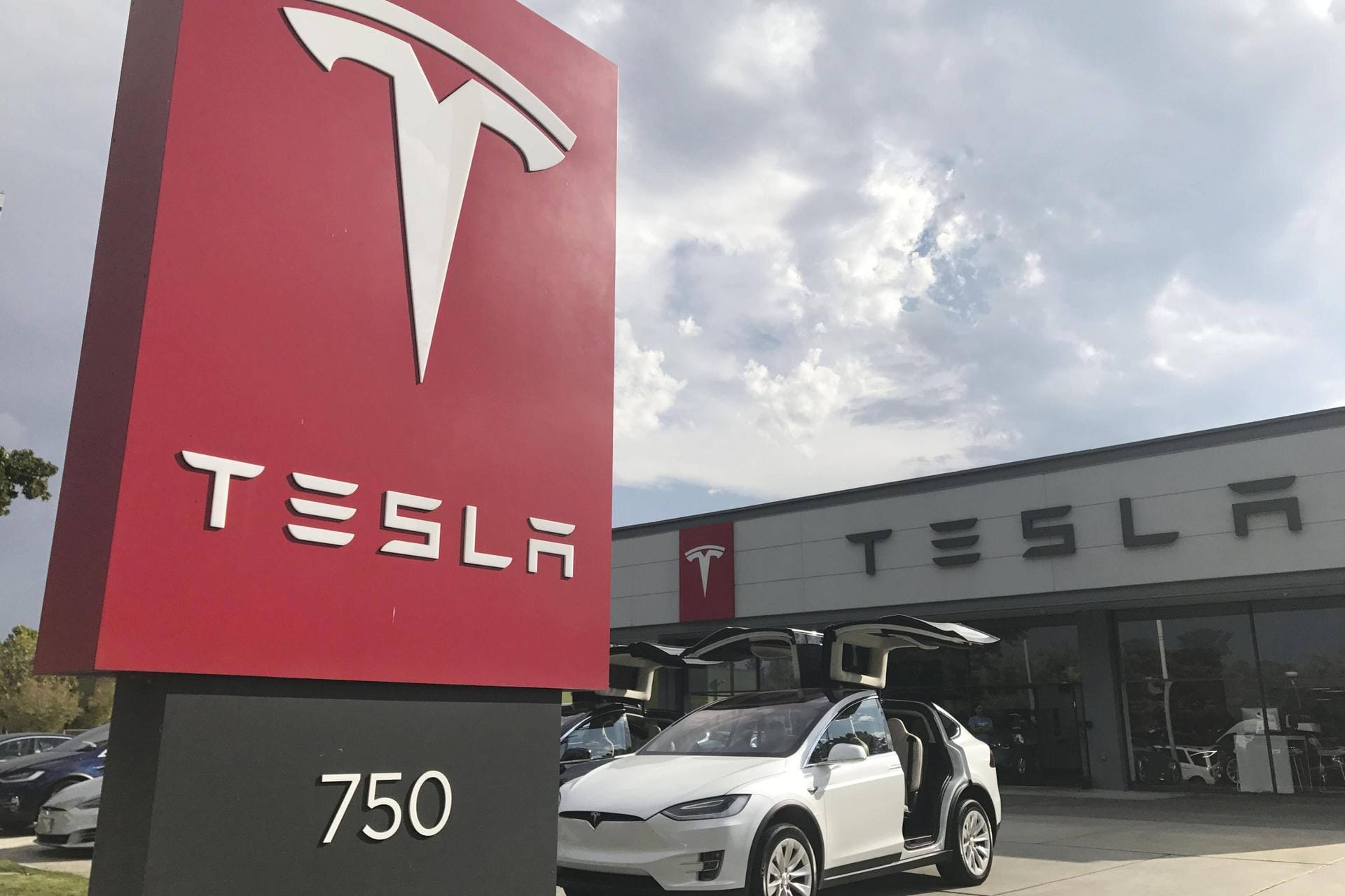 Tesla-Autohaus in den USA: Der Autobauer freut sich über volle Auftragsbücher.