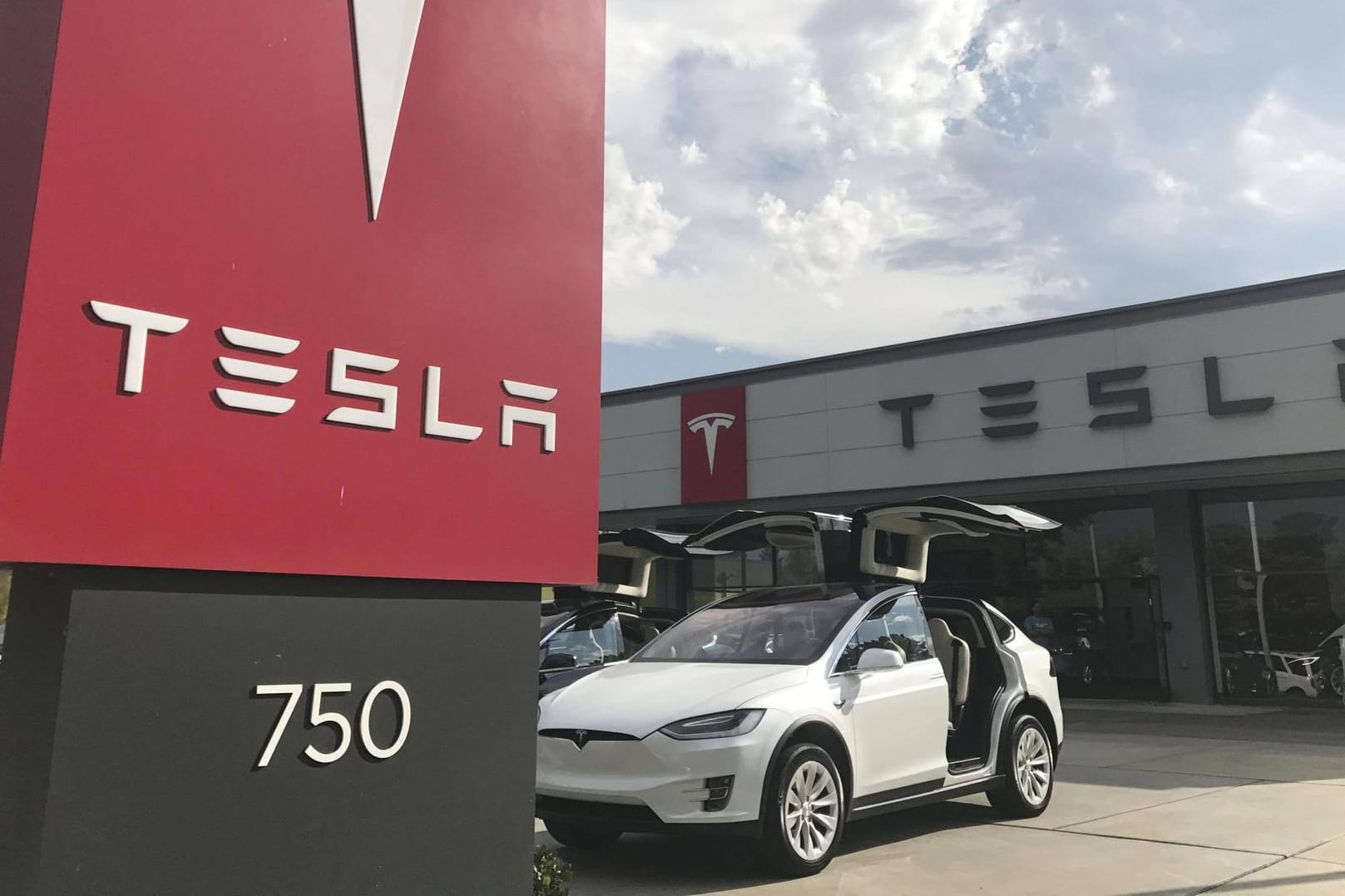 Tesla-Autohaus in den USA: Der Autobauer freut sich über volle Auftragsbücher.