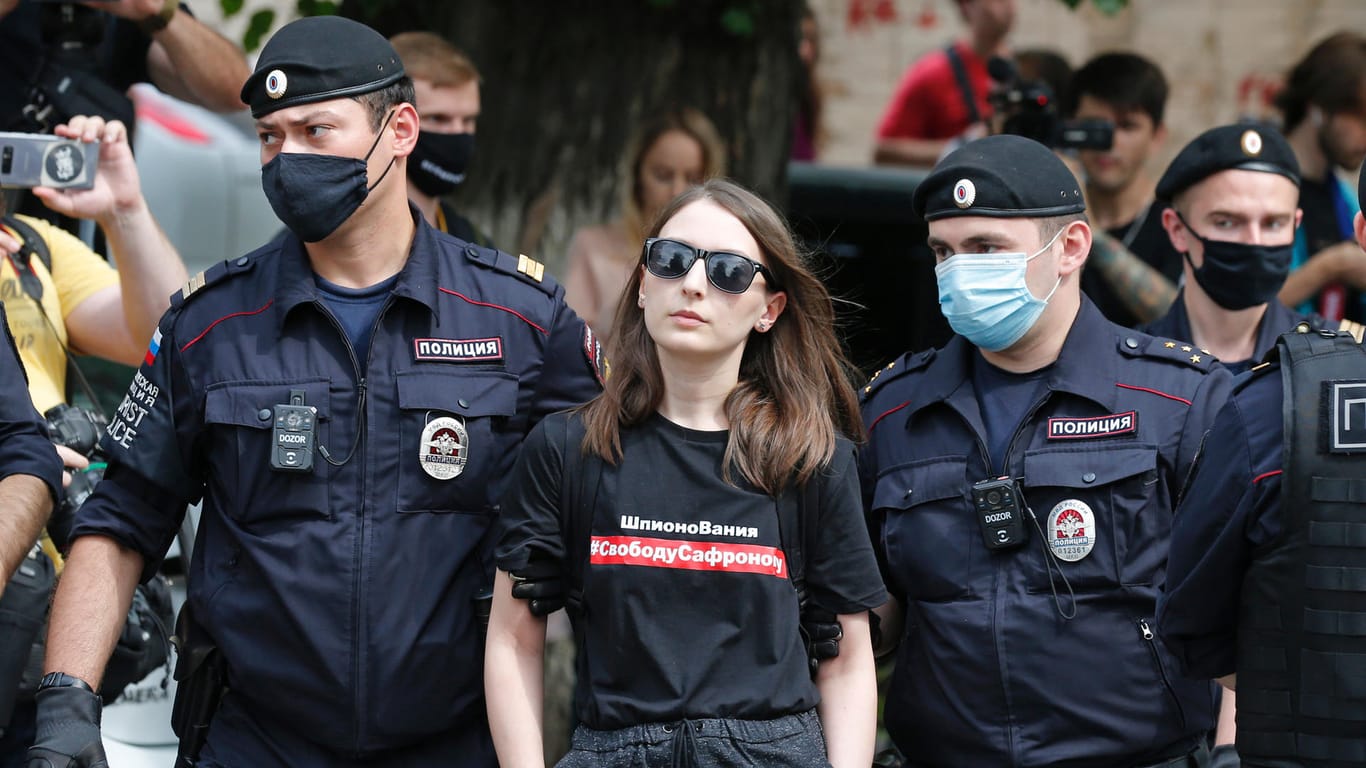 T-Shirt mit der Aufschrift "Freiheit für Safronow": Polizisten führen die Chefredakteurin des Internet-Magazins Kholod, Taisija Bekbulatowa, bei einer Kundgebung vor dem Lefortowo-Gefängnis in Moskau ab.