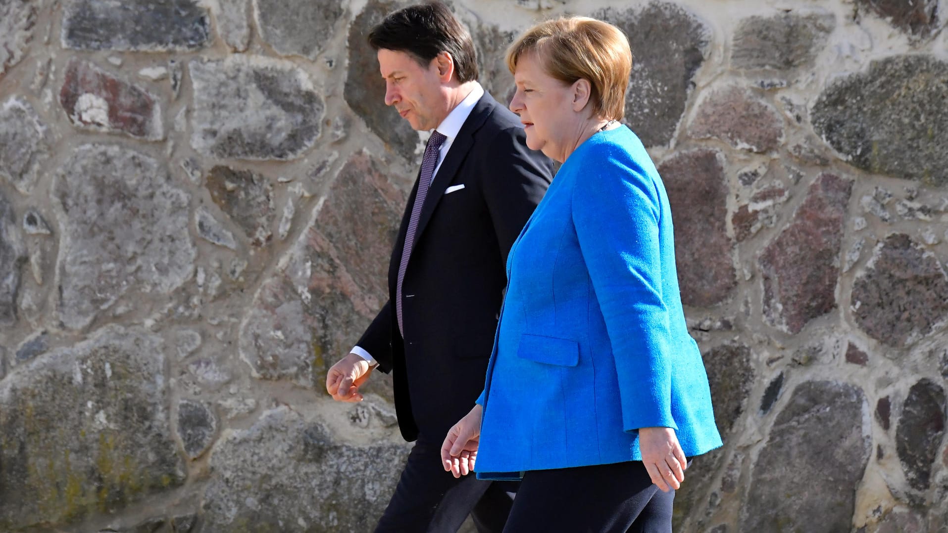 Angela Merkel (r.) und Giuseppe Conte in Meseberg: Eindringlicher Appell in der Corona-Krise.