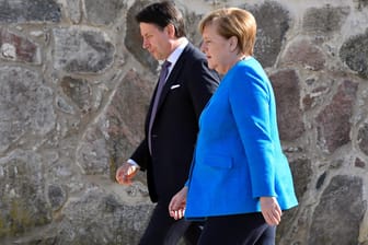 Angela Merkel (r.) und Giuseppe Conte in Meseberg: Eindringlicher Appell in der Corona-Krise.