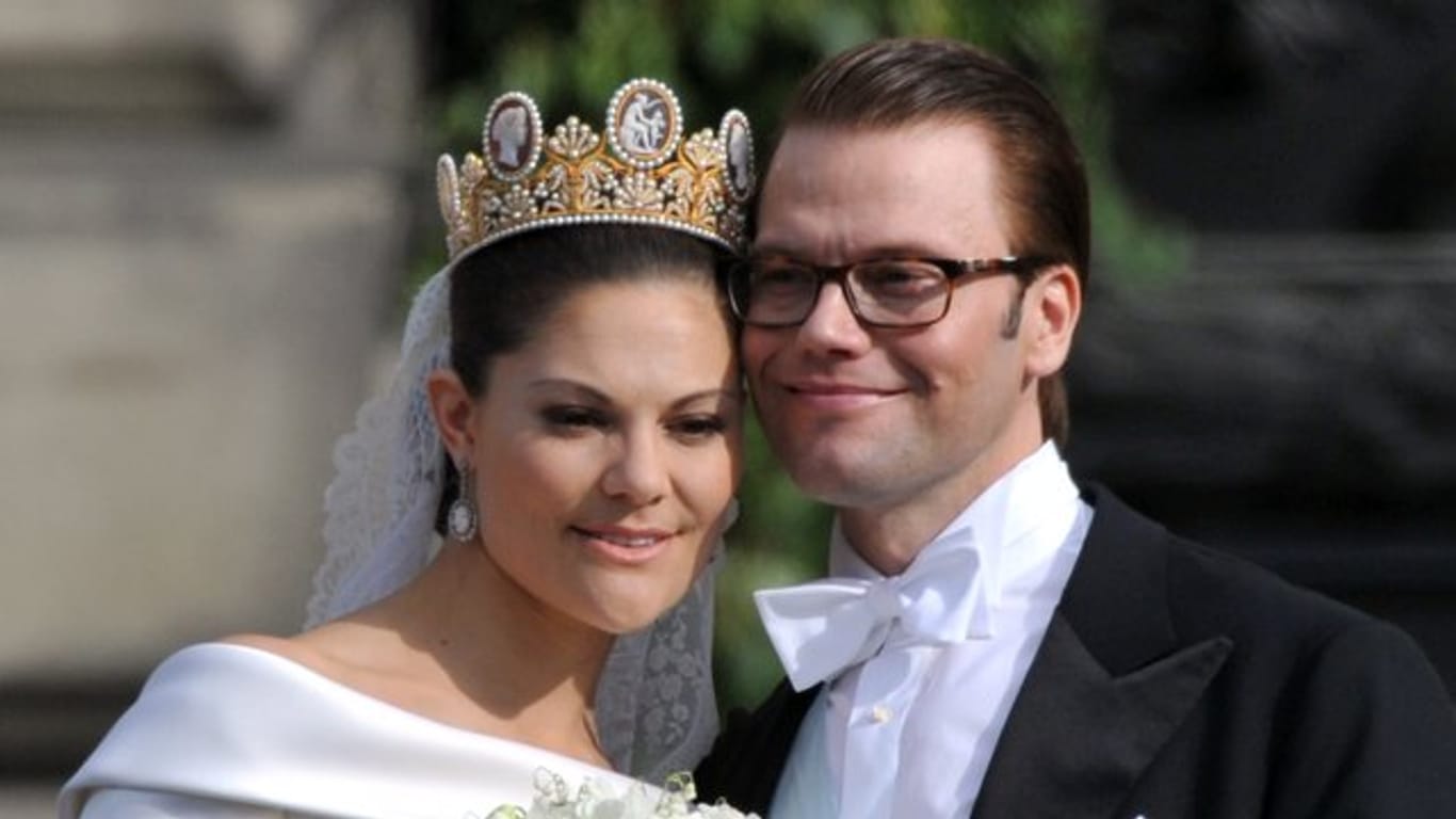 Schwedens Kronprinzessin Victoria (l) und Prinz Daniel nach ihrer Hochzeit 2010 auf dem Balkon.