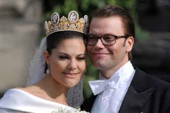 Schwedens Kronprinzessin Victoria (l) und Prinz Daniel nach ihrer Hochzeit 2010 auf dem Balkon.