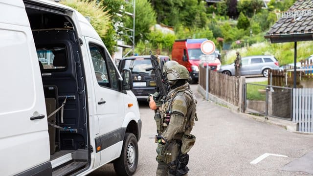 Polizisten des Sondereinsatzkommandos SEK stehen in einem Wohngebiet am Rand der Ortschaft Oppenau. Polizisten des Sondereinsatzkommandos SEK stehen in einem Wohngebiet am Rand der Ortschaft Oppenau.