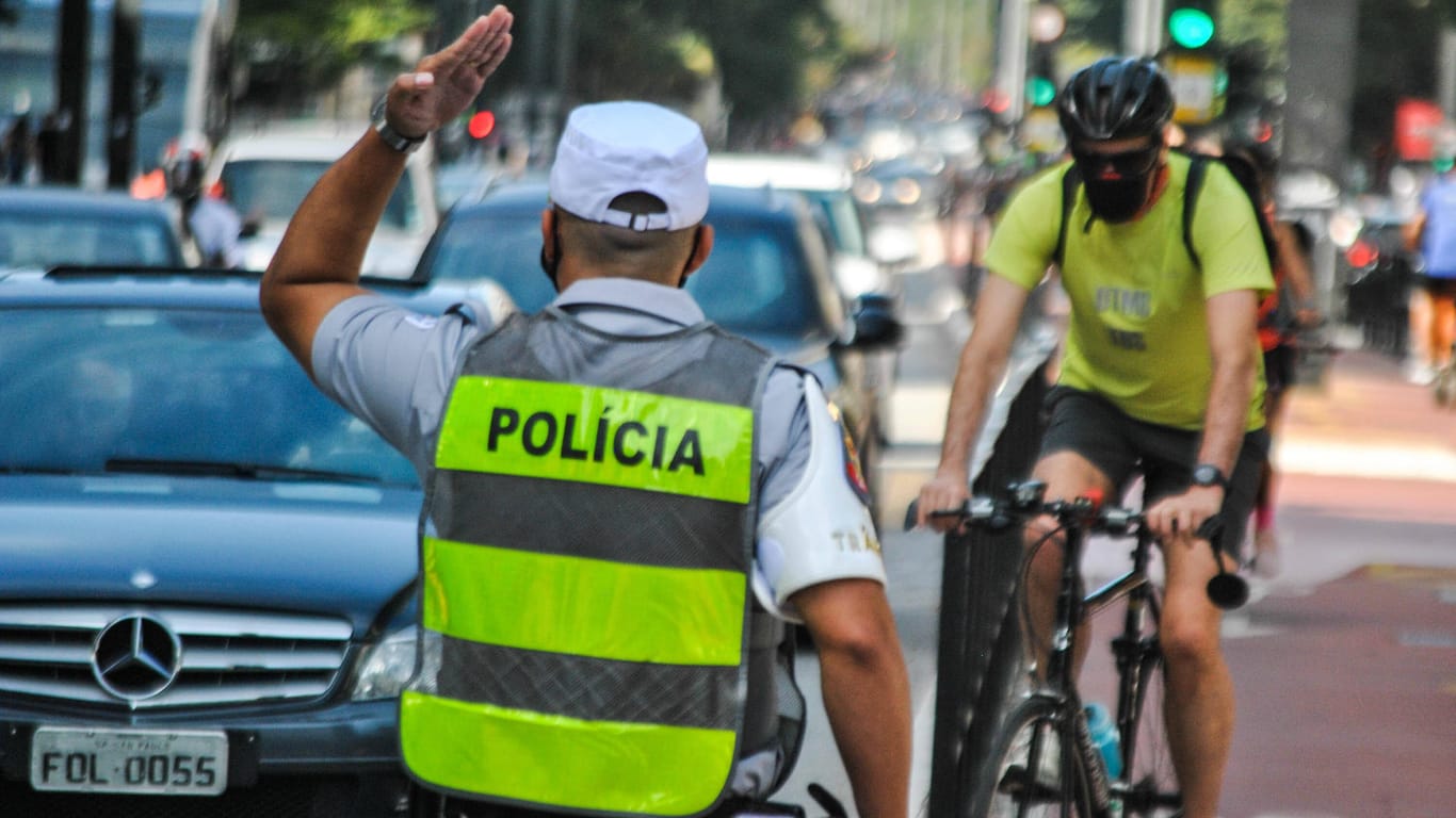 Ein Polizist in Sao Paulo (Symbolbild): Ein gewalttätiger Polizeieinsatz wurde auf einem Handy per Video festgehalten.