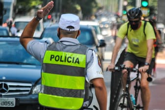 Ein Polizist in Sao Paulo (Symbolbild): Ein gewalttätiger Polizeieinsatz wurde auf einem Handy per Video festgehalten.