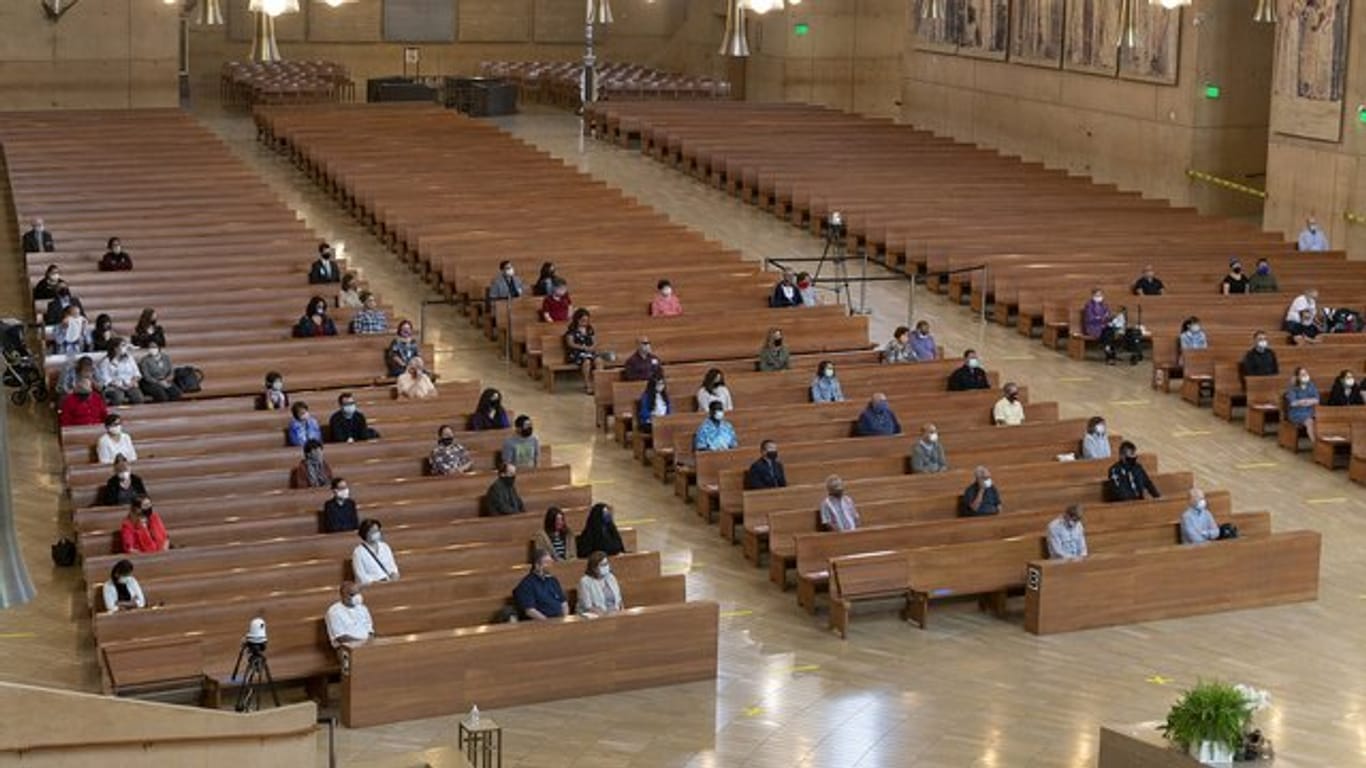 Gläubige sitzen mit Abstand voneinander in einer Kirche in Los Angeles.