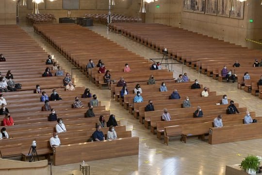 Gläubige sitzen mit Abstand voneinander in einer Kirche in Los Angeles.