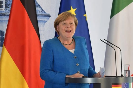 Bundeskanzlerin Merkel trifft sich mit dem spanischen Ministerpräsidenten, um über die Corona-Krise zu sprechen.