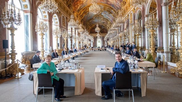 Unter der Leitung von Markus Söder findet mit Kanzlerin Merkel auf der Insel Herrenchiemsee die Sitzung des bayerischen Kabinetts in der Spiegelgalerie des Neuen Schlosses statt. Unter der Leitung von Markus Söder findet mit Kanzlerin Merkel auf der Insel Herrenchiemsee die Sitzung des bayerischen Kabinetts in der Spiegelgalerie des Neuen Schlosses statt.
