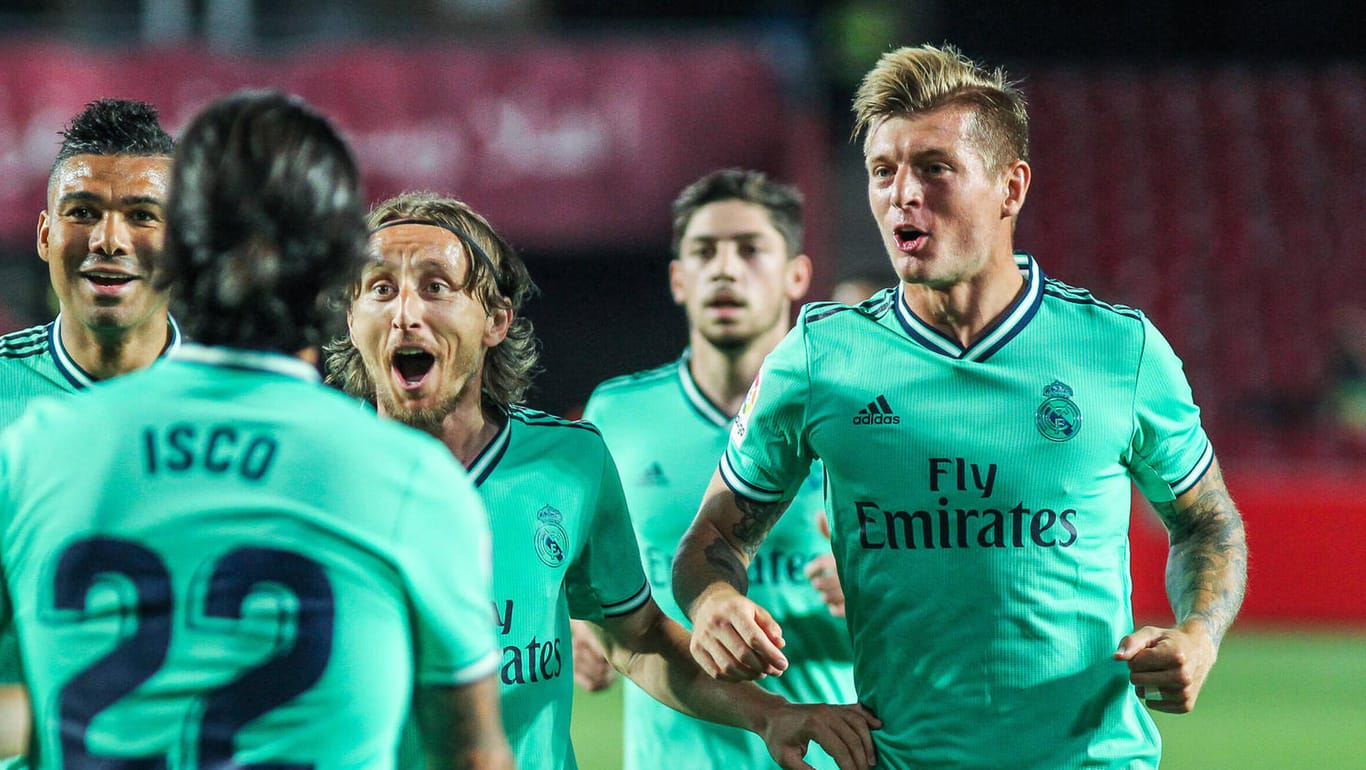 Toni Kroos (re.): Der DFB-Nationalspieler jubelt mit seinen Teamkollegen Luka Modric und Casemiro (v.r.) über den Erfolg Real Madrids.